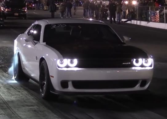 Szilánkokra törött a 900 lóerős Dodge Challenger kardántengelye – videó