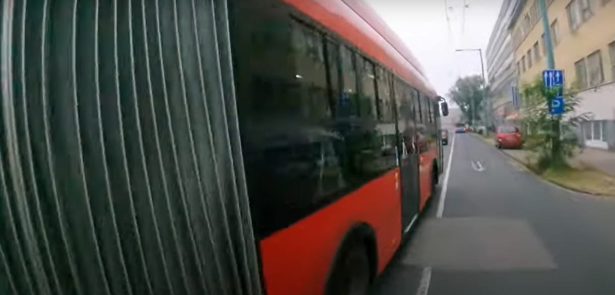 Majdnem a bringás életébe került a szabálykövetés egy budapesti buszsávon
