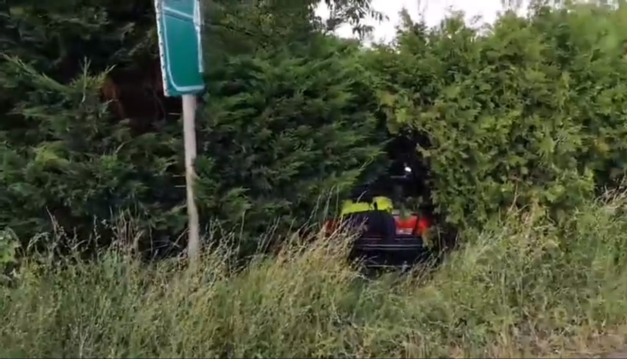 Ház udvarába csapódott egy kamionnal ütköző autó Szombathelyen