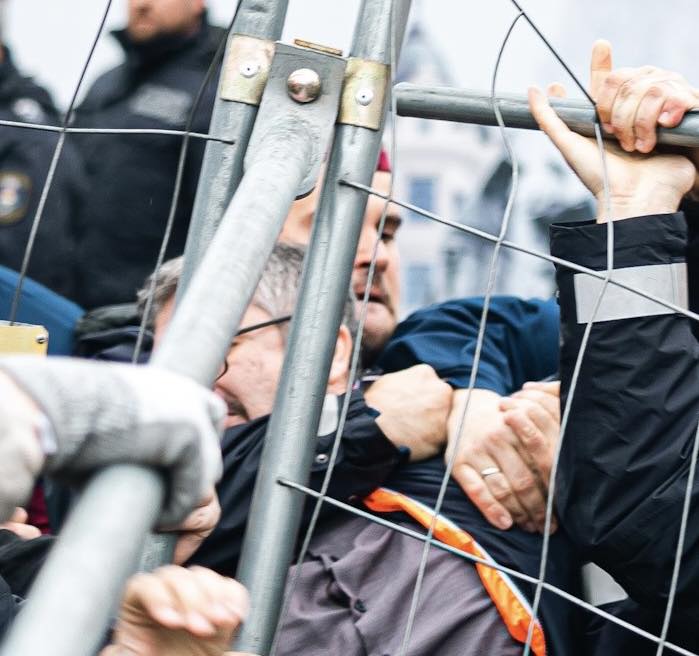 Hiába jelentette fel Hadházy a kordonbontáskor őt fojtogató rendőröket, a hatóságok szerint nem történt bűncselekmény
