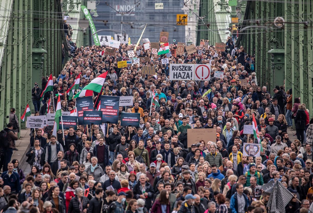 Tízezrek tüntetnek a kormány ellen, de az ellenzéki pártokból sem kérnek 