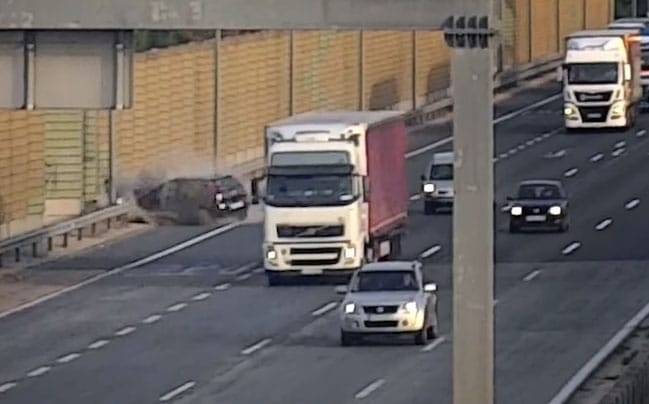Pánikmanőver után találta telibe a szalagkorlátot egy autós az M0-son – videó