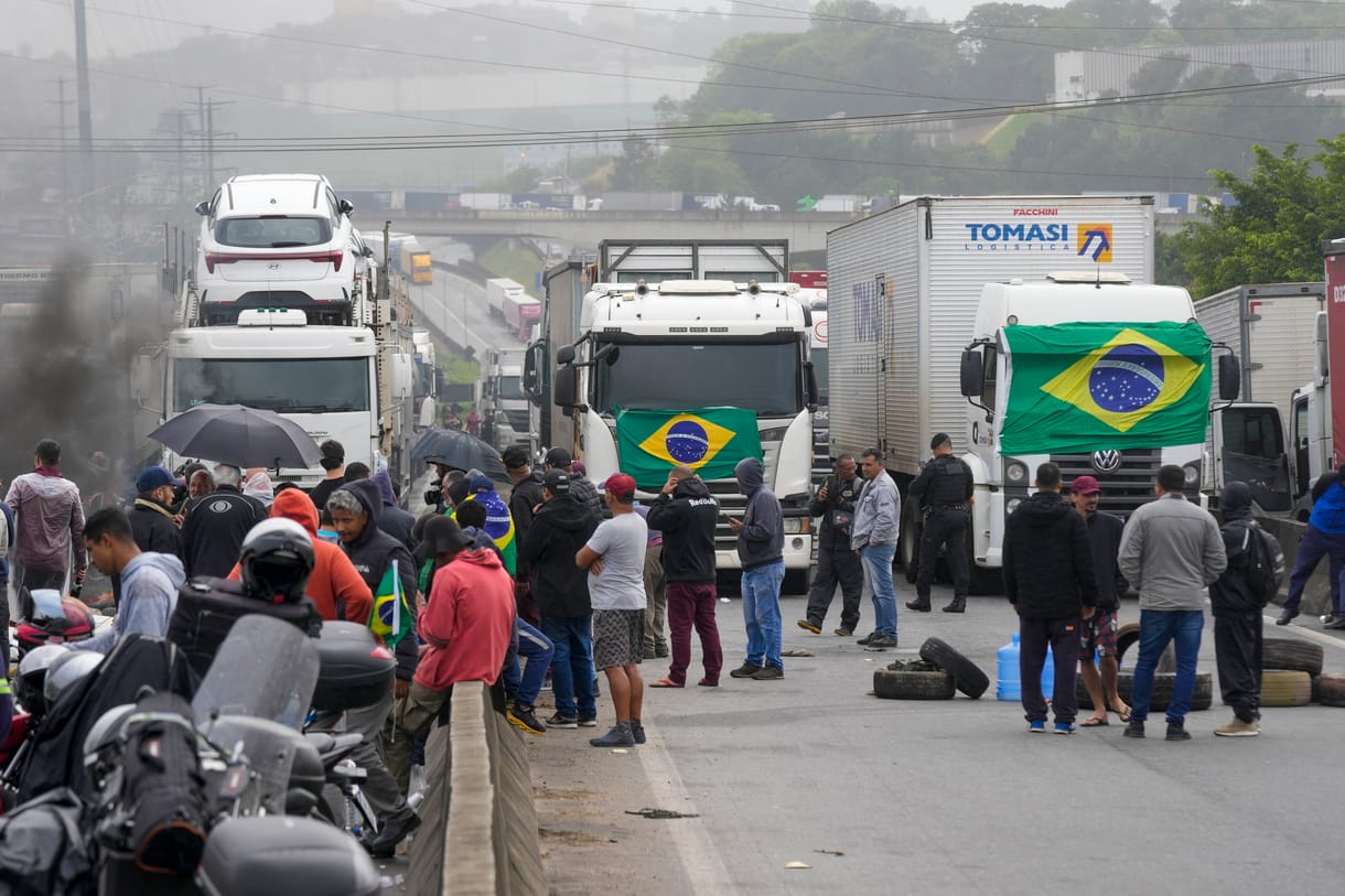 Lezárták az utakat és autógumit égetnek Bolsonaro-párti kamionsofőrök Brazíliában