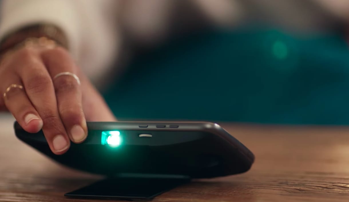 Van egy új mobilreklám, amelyben egyszerre cikizik a Samsungot és az Apple-t – videó