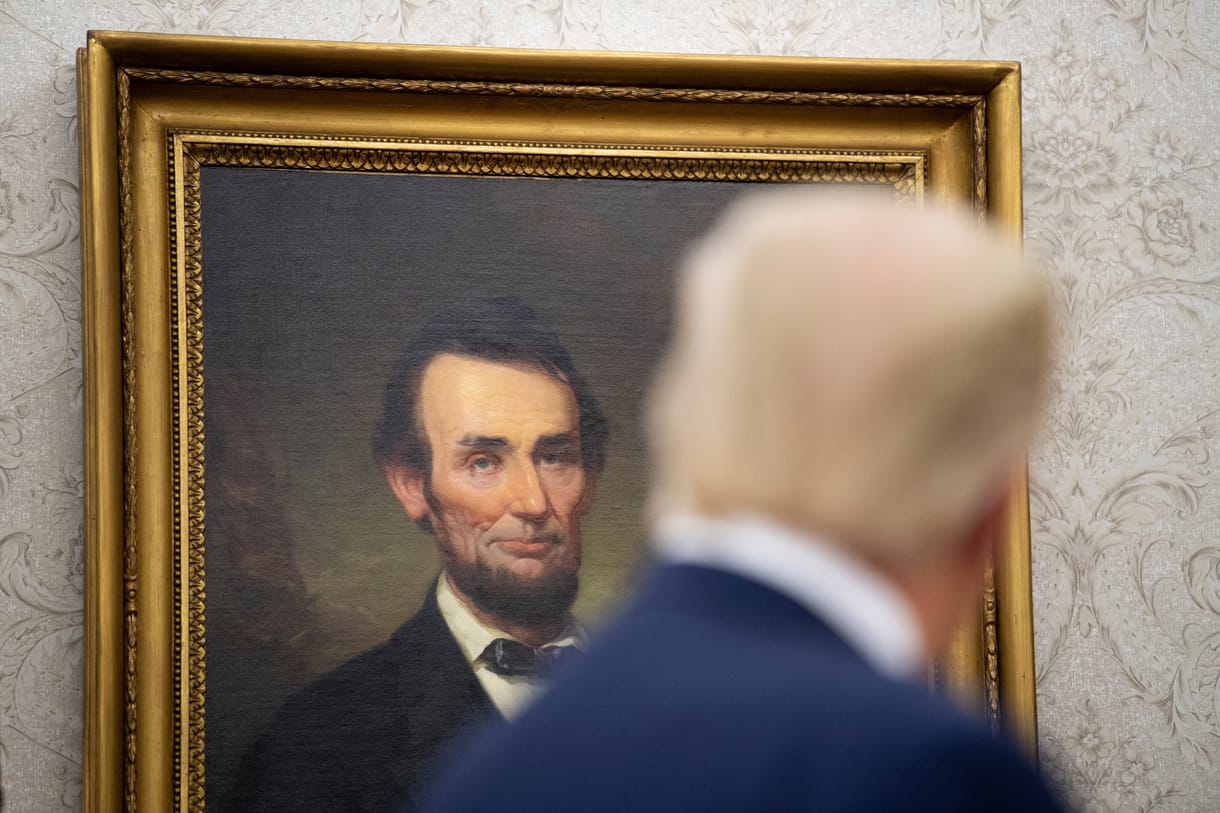 Majomkirály a Fehér Házban: Trump és a modern káoszstratégia