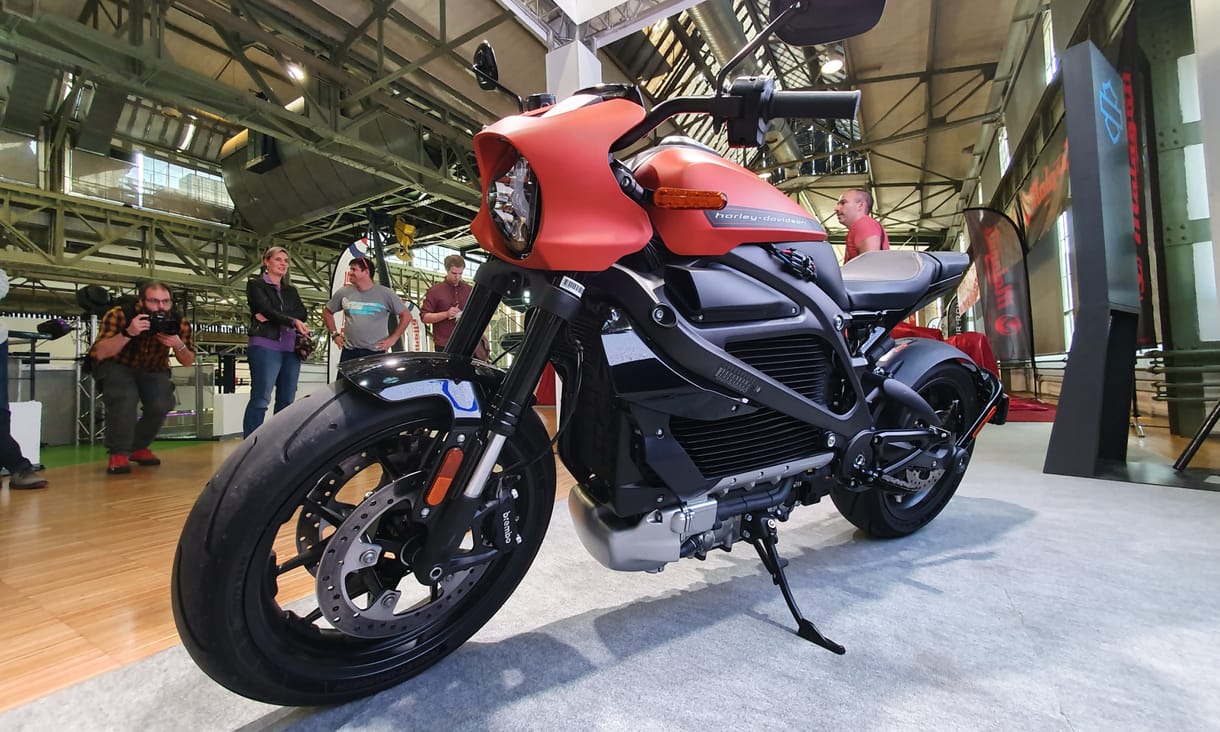 Budapesten az első hangtalan, mesterségesen rezonáló Harley-Davidson – körbefotóztuk