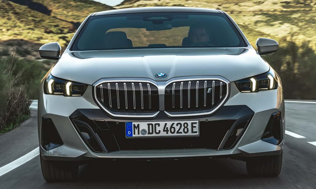 Beültünk a vadonatúj, most először villanyautóként is elérhető 5-ös BMW-be