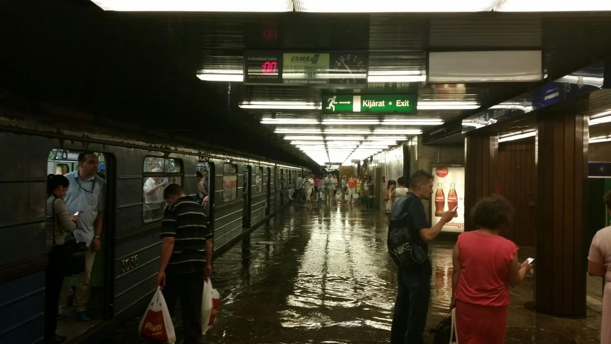 Fotók: Az Ecseri úti metrómegállóba is betört az özönvíz