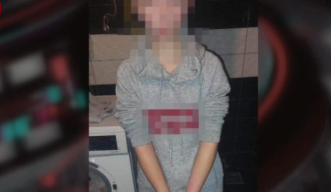 Gázolajjal átitatott rongyot tömött a szájába, vontatókötéllel kötözte ki 12 éves nevelt fiát egy dombrádi férfi