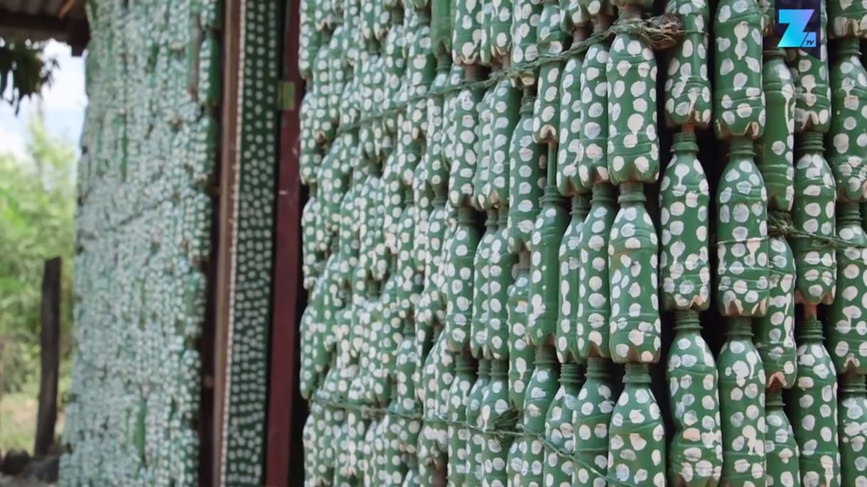 Földrengés döntötte romba a házát, PET-palackokból újraépítette az egészet – videó