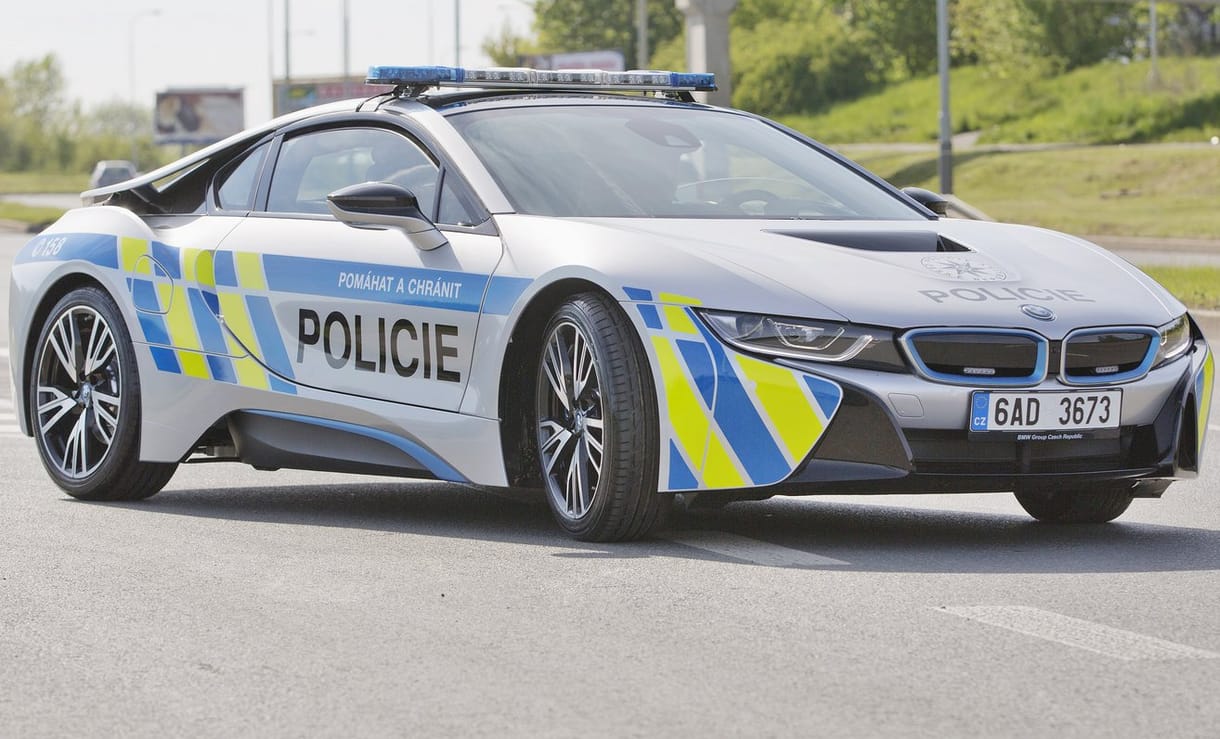 Összetörték a rendőrségi BMW i8-at - szívrohamot kapott a sofőr