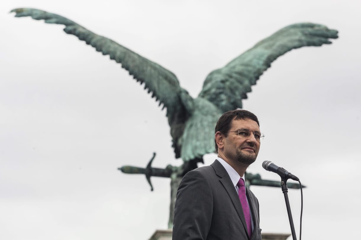 Mindenkit hülyének néz a családját a Várba bekvártélyozó polgármester