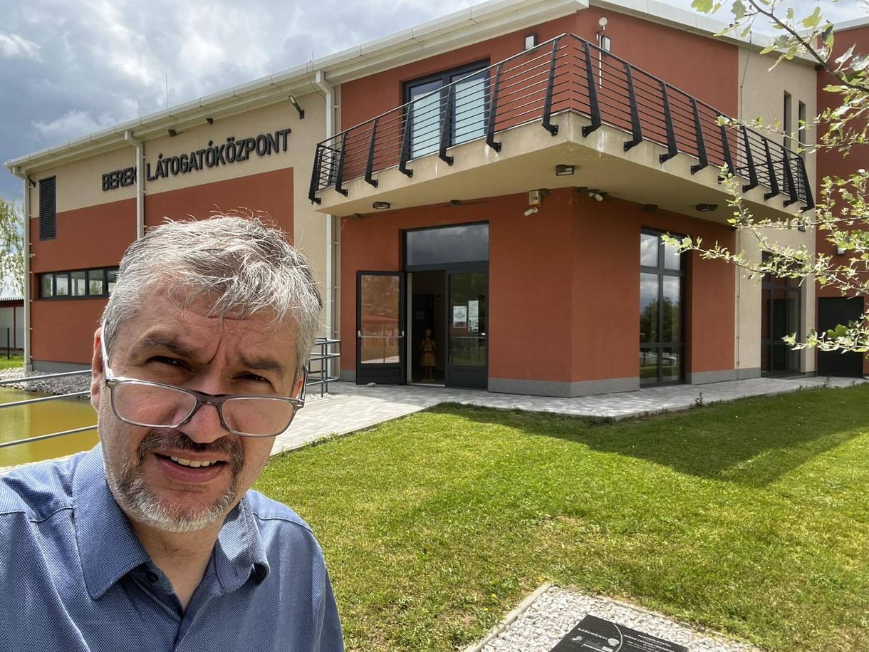 Fürdőre gyanúsan hasonlító, uniós pénzből épült múzeumot talált Hadházy Ákos