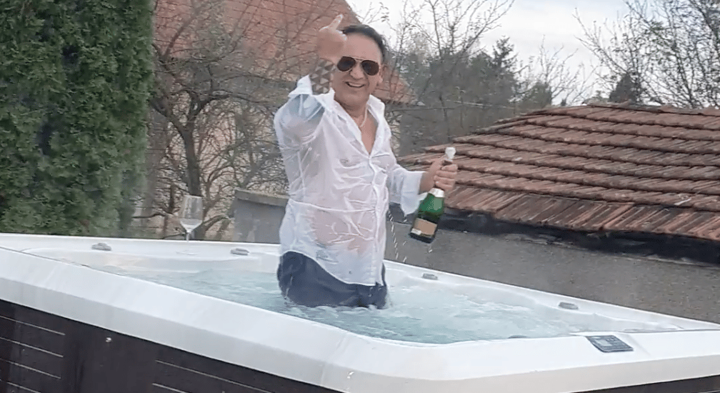 Videó: Jakuzziban locsolja a pezsgőt Tornanádaska újraválasztott polgármestere