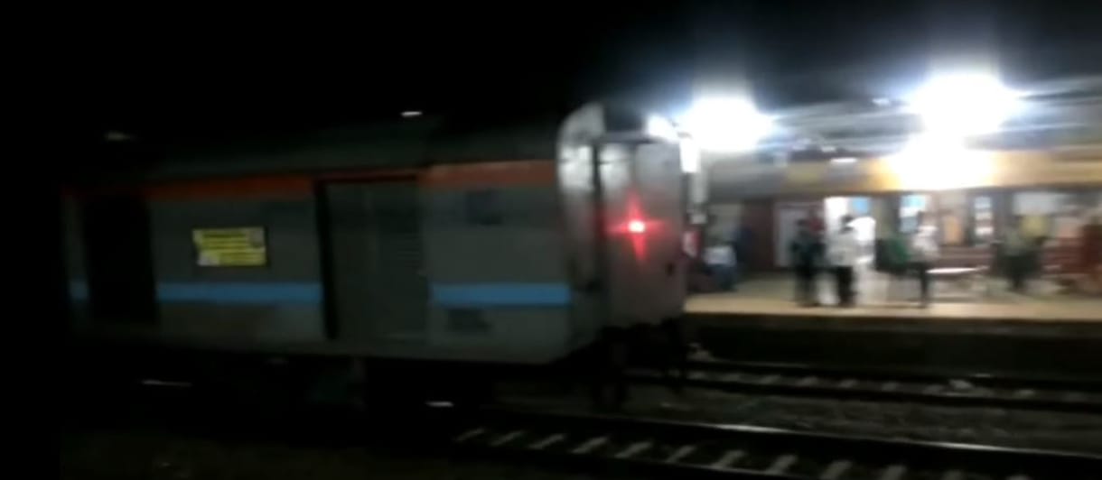 45 percen át száguldott irányítatlanul egy elszabadult vonat Indiában – videó