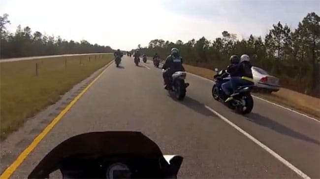 Ki az őrültebb: a motoros horda vagy a volvós nő? - videó