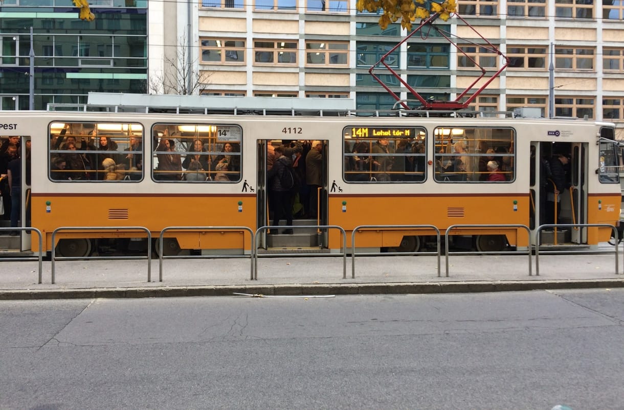 Nincs elég vezető, ezért tömöttek a 3-as metrót pótló villamosok