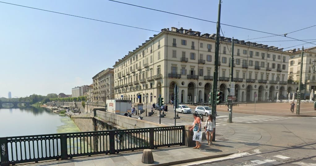 Turistabusz zuhant a Póba Torinóban, meghalt a sofőr