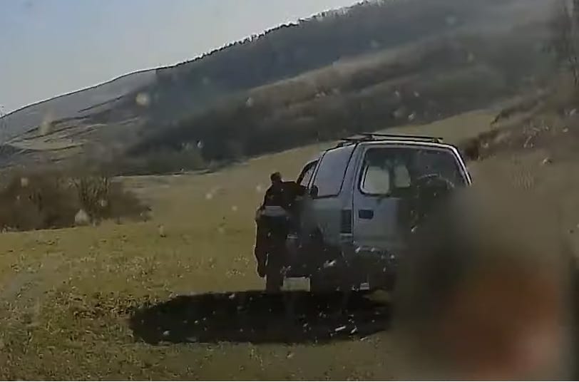 Bedrogozott, részeg sofőr ment át egy rendőr lábán Baranyában