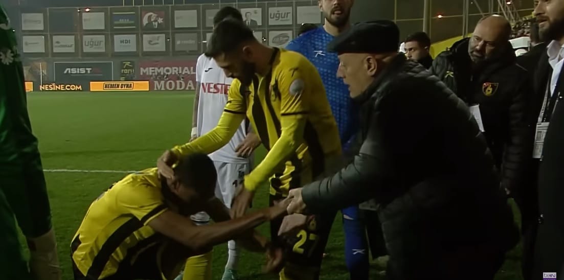 Megint elgurult egy török klubelnök gyógyszere, félbeszakadt egy isztambuli focimeccs