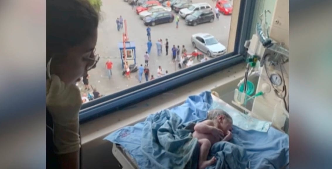 A bejrúti robbanás idején épp szült egy nő, az apa videóra vette az ijesztő jelenetet