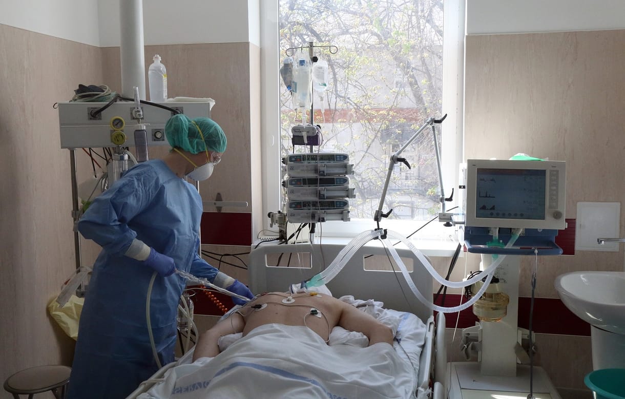 Miért fektetik hasra a koronavírusos beteget, ha lélegeztetésre szorul?