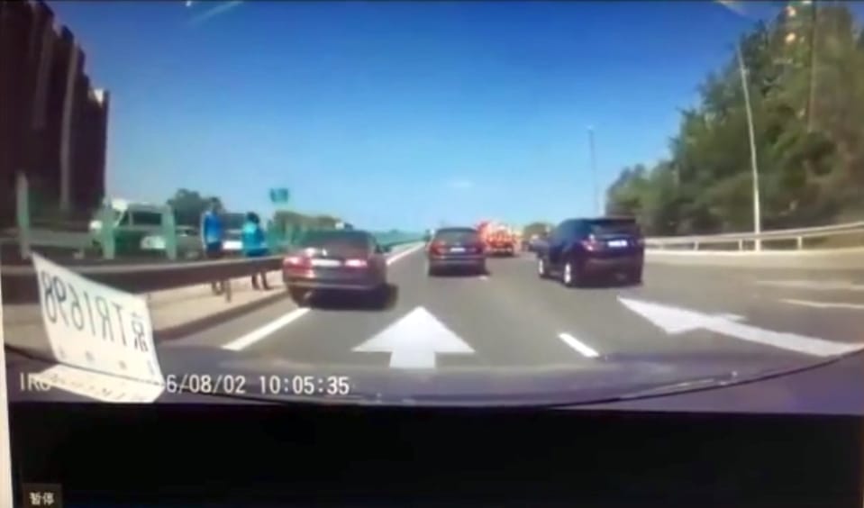 Videó is van róla: autópályán koccant egy önvezető Tesla