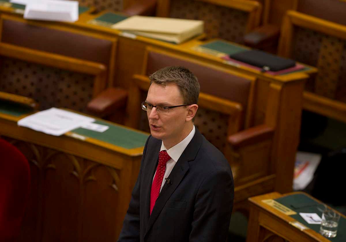 Rétvári: nincs külön magyar, cseh és lengyel történelem