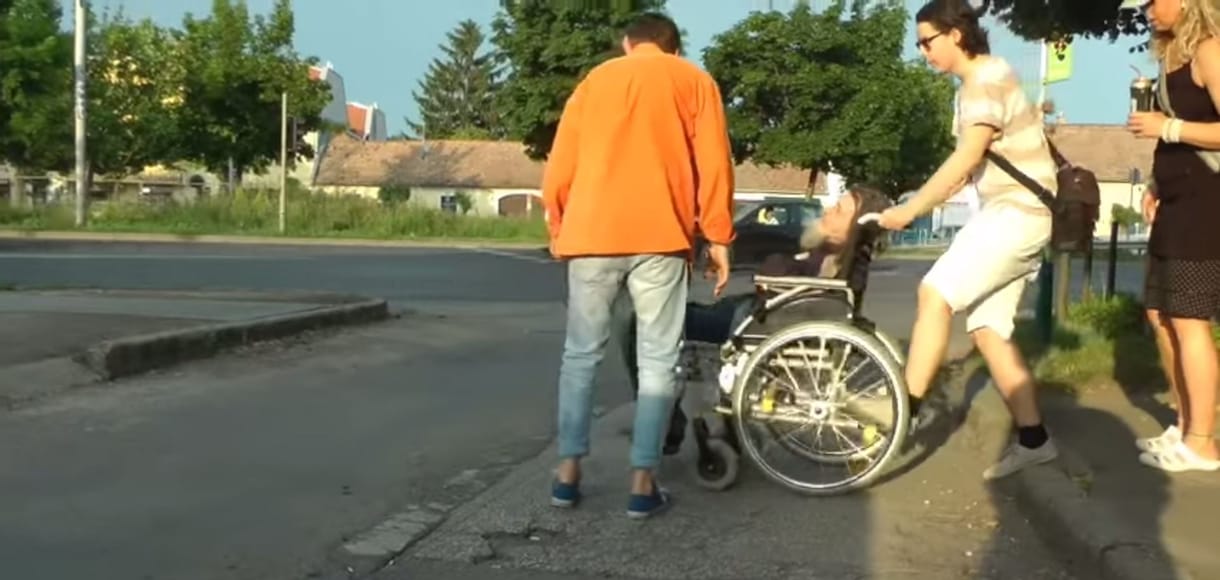 Kínkeservesen lehet kerekesszékkel a szentendrei HÉV-től a Duna-partig eljutni – videó