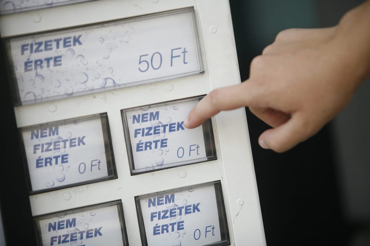 Beteg gyerekeknek gyűjt a becsületkasszás vízautomata