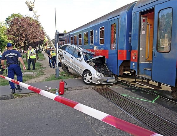 Orral gyűrődött a lajosmizsei vonat alá egy autó Pestszentimrén – fotó