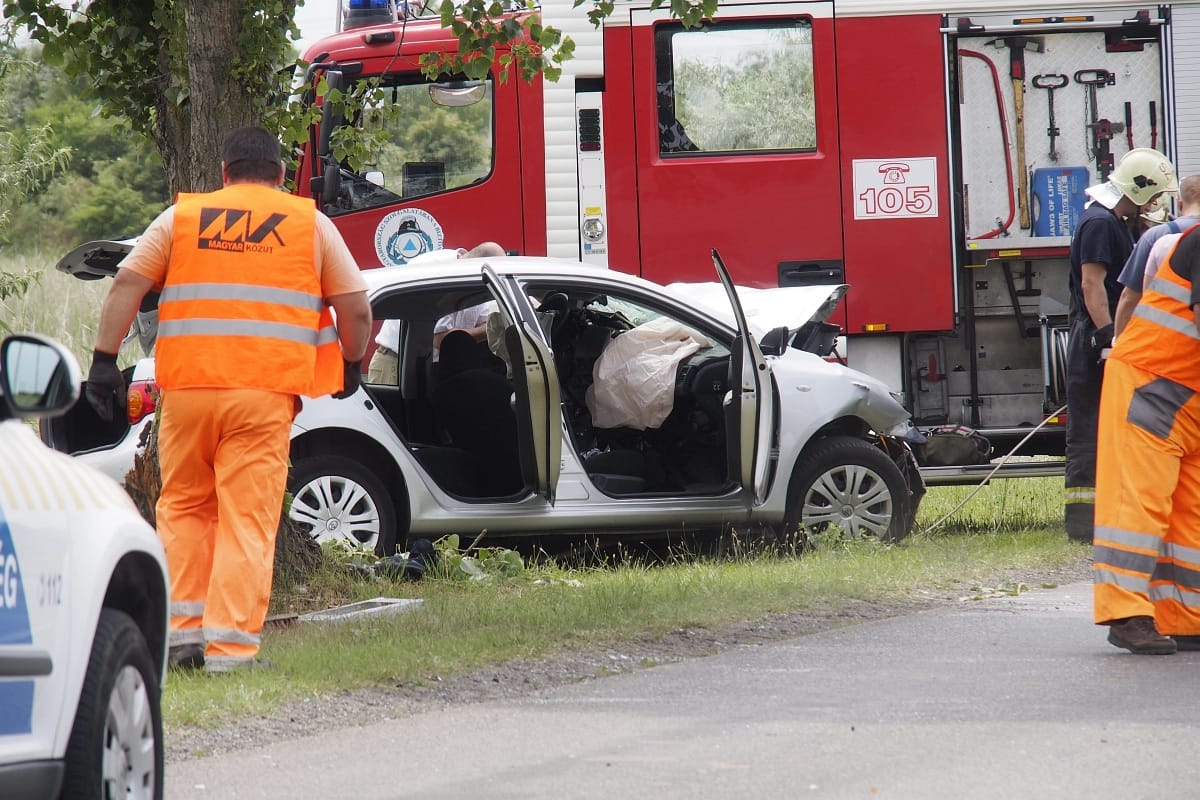 Képek: Ízzé-porrá tört az autó eleje a szegedi halálos balesetben