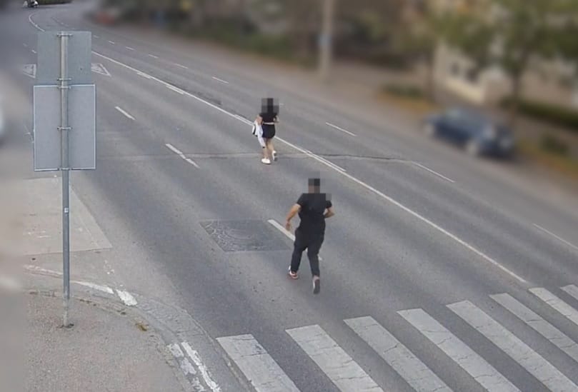 A nyílt utcán kergették a kecskeméti lányt, így végül a rendőrségen keresett menedéket