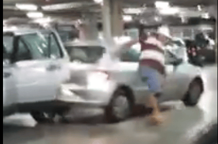 Durván rendezte le a megkattant sofőr a parkolási vitát – videó