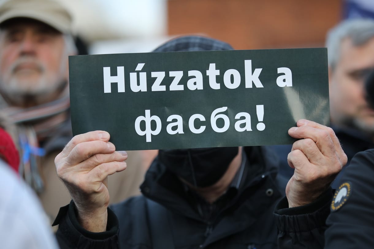 Figyelőkocsival szállt rá az MTV a székházuk előtt akciózó Hadházyra (videóval)