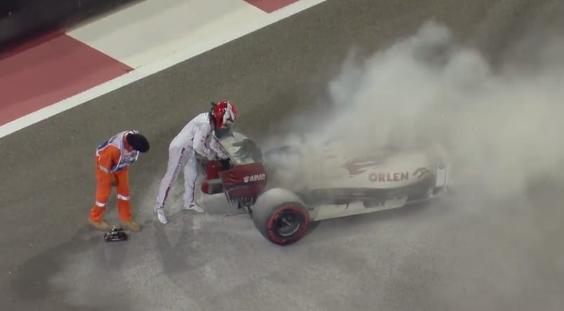 Kigyulladt Räikkönen autója, saját kezűleg oltotta el – videó