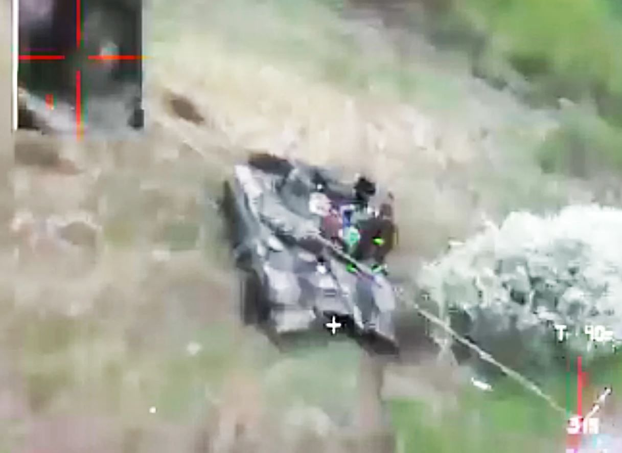 Ritka videó Ukrajnából: ezt látta a kamikaze drón, mielőtt belecsapódott egy orosz tankba