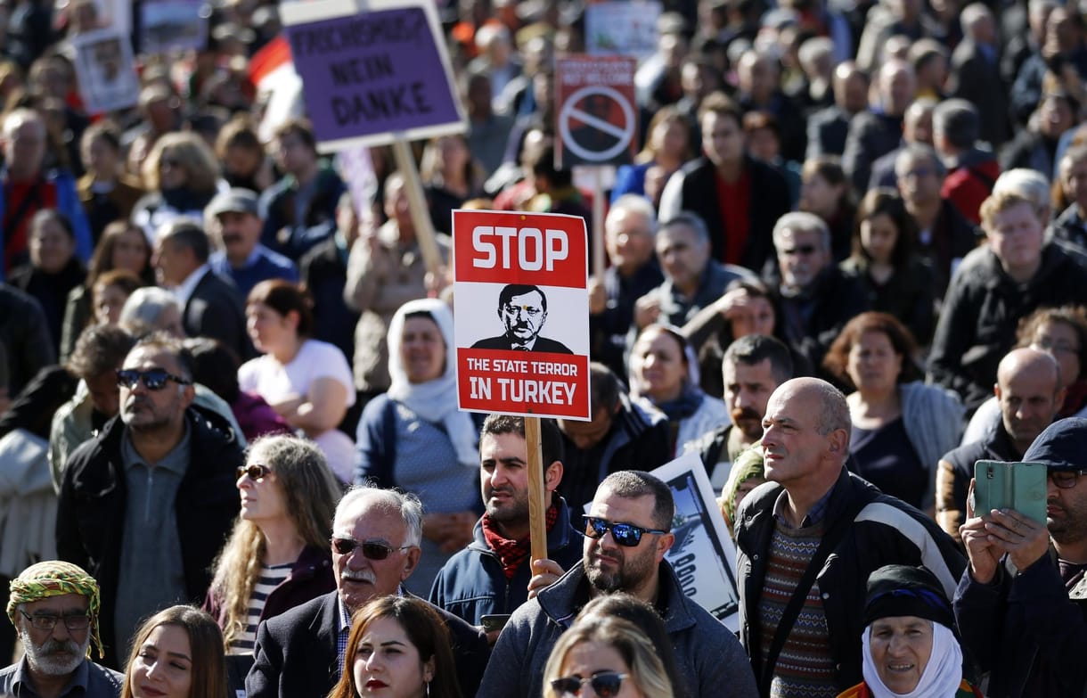 Hitler-bajszos képpel tüntettek Erdogan ellen, de a támogatói is felvonultak