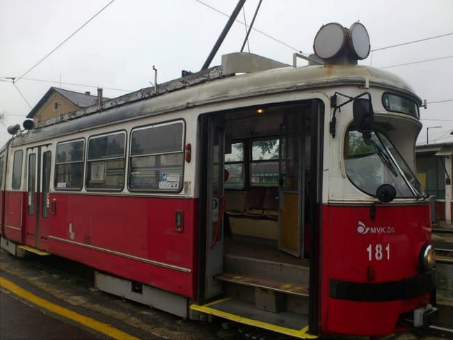 Fotó: eladók a miskolci piros és sárga villamosok