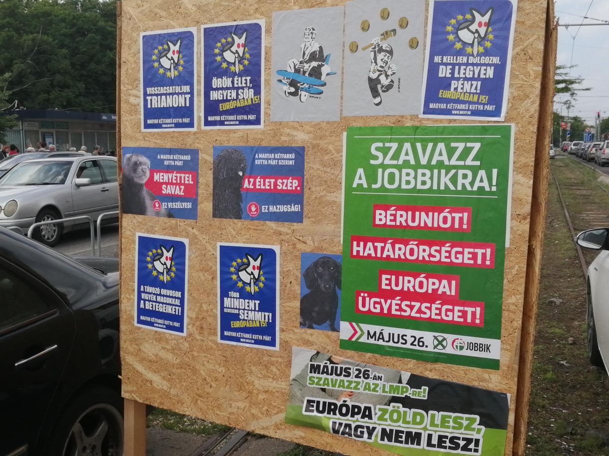 300 ezerrel nőtt a pártnélküliek száma