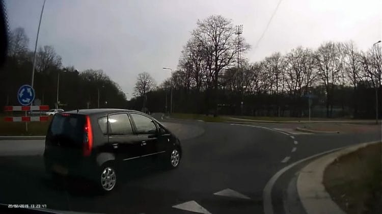 Ez az autós aztán nem rendőrpárti – videó