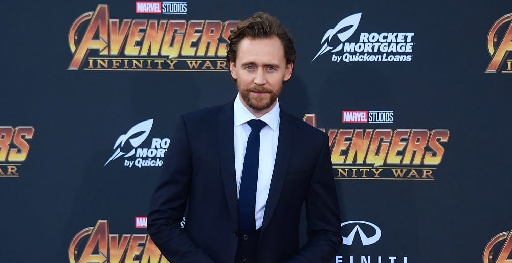 Tom Hiddleston látványosan kínosan érzi magát ebben a reklámban – és mi is