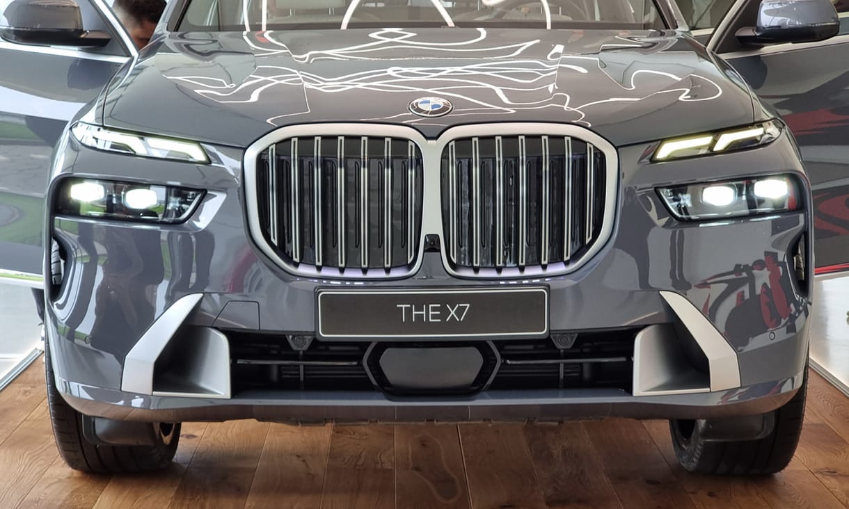 Szépészeti beavatkozás? Beültünk a legnagyobb BMW-be, a megújult X7-esbe