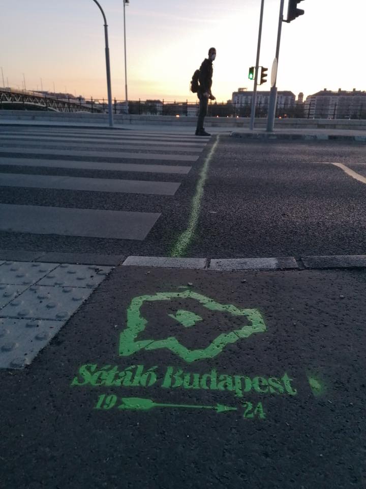 Felrajzolták Puzsér fejét és az autómentes zóna határát Budapest járdáira