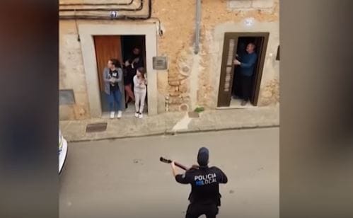 Így gitározik és énekel az embereknek a kijárási tilalomra vigyázó spanyol rendőr (videó)