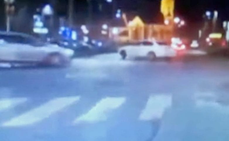 Megint egy rendőrautó előtt kezdett driftelni egy sofőr