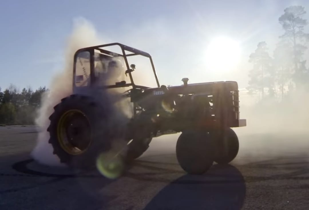 Látott már traktort driftelni? Akkor ezt a videót nézze