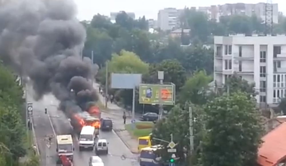 Elszabadult és tűzgolyó lett egy troliból Lembergben – videó