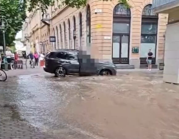 Csőtörés miatt ismét beszakadt az út egy autó alatt Debrecenben - videó
