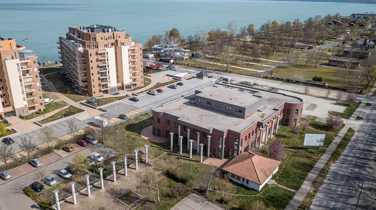 „Ez a békásmegyeri lakótelep a Balaton-parton” – új lakópark ellen tiltakoznak a helyiek Siófokon